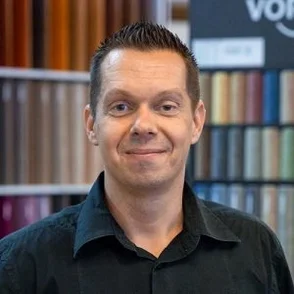 Stefan Rupönus, Inhaber von bodenservice24.de und Rutex Wohnstore, im Bodenbeläge-Fachmarkt in Dormagen