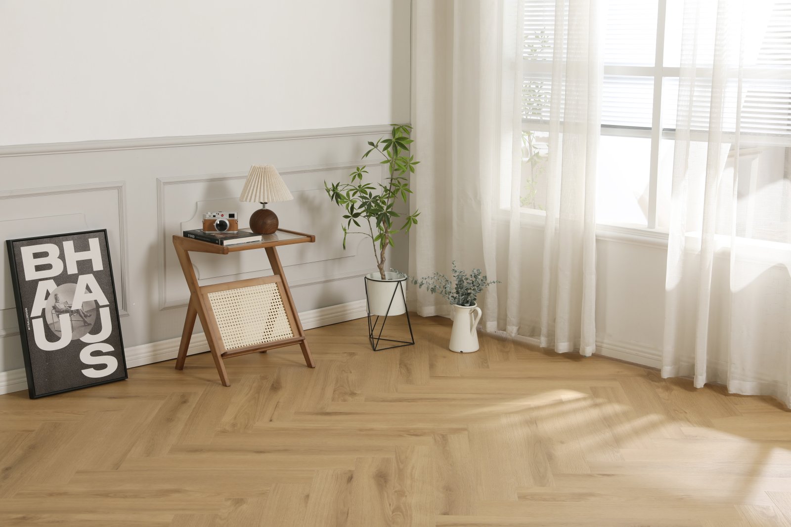 Klick Vinyl Fischgräte Eiche sandnatur – Herringbone Designboden mit integrierter Dämmung, Raumansicht