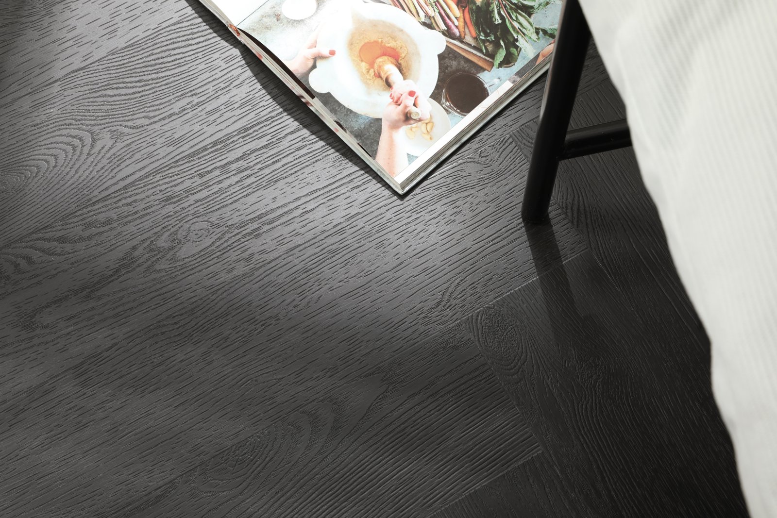 Klick Vinyl Fischgräte Eiche anthrazit – Herringbone Designboden mit integrierter Dämmung, Ansicht 10