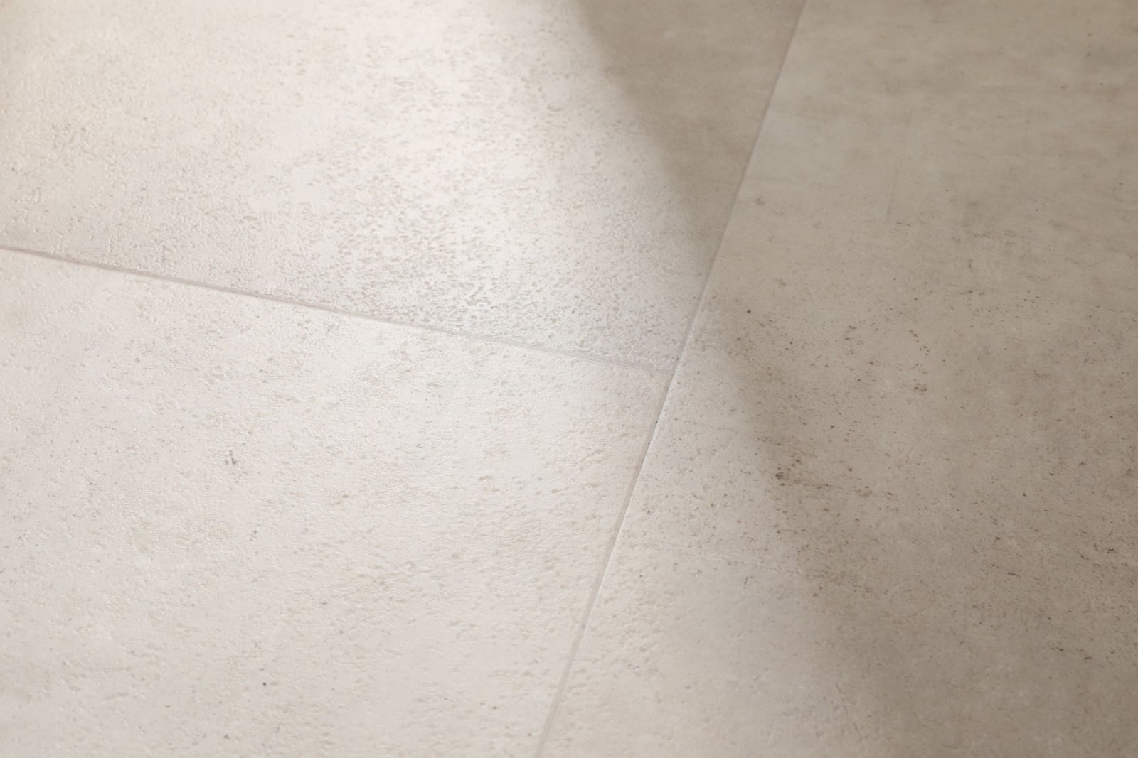 Klick-Vinyl Travertin Beige Matt – Premium Designboden in Natursteinoptik mit 0,55 mm Nutzschicht