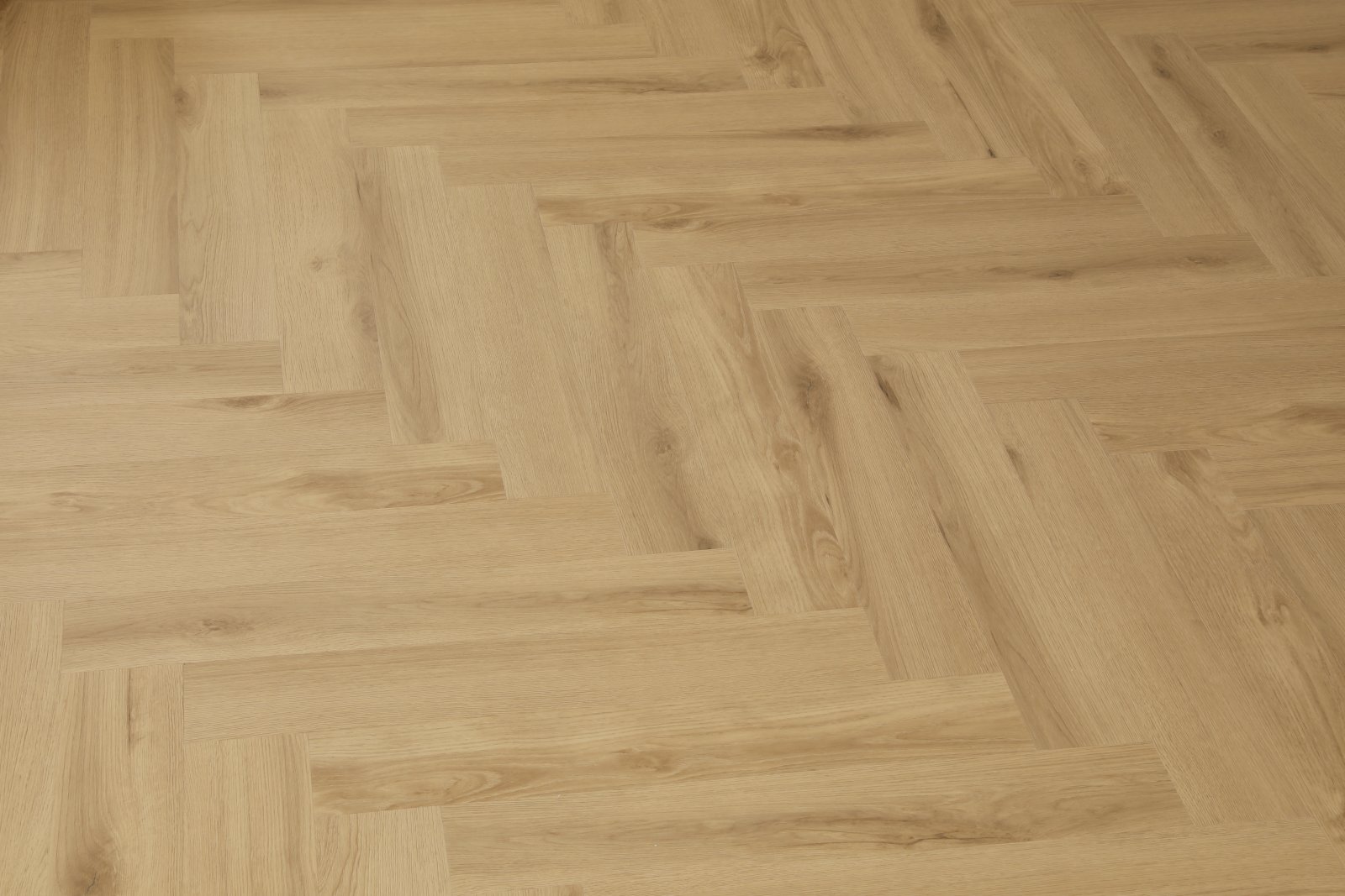 Klick Vinyl Fischgräte Eiche sandnatur – Herringbone Designboden mit integrierter Dämmung