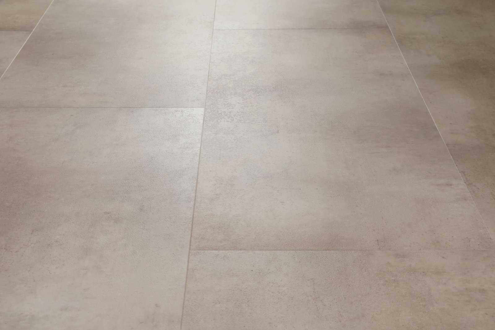 Klick-Vinyl Travertin Beige Matt – Premium Designboden in Natursteinoptik mit 0,55 mm Nutzschicht