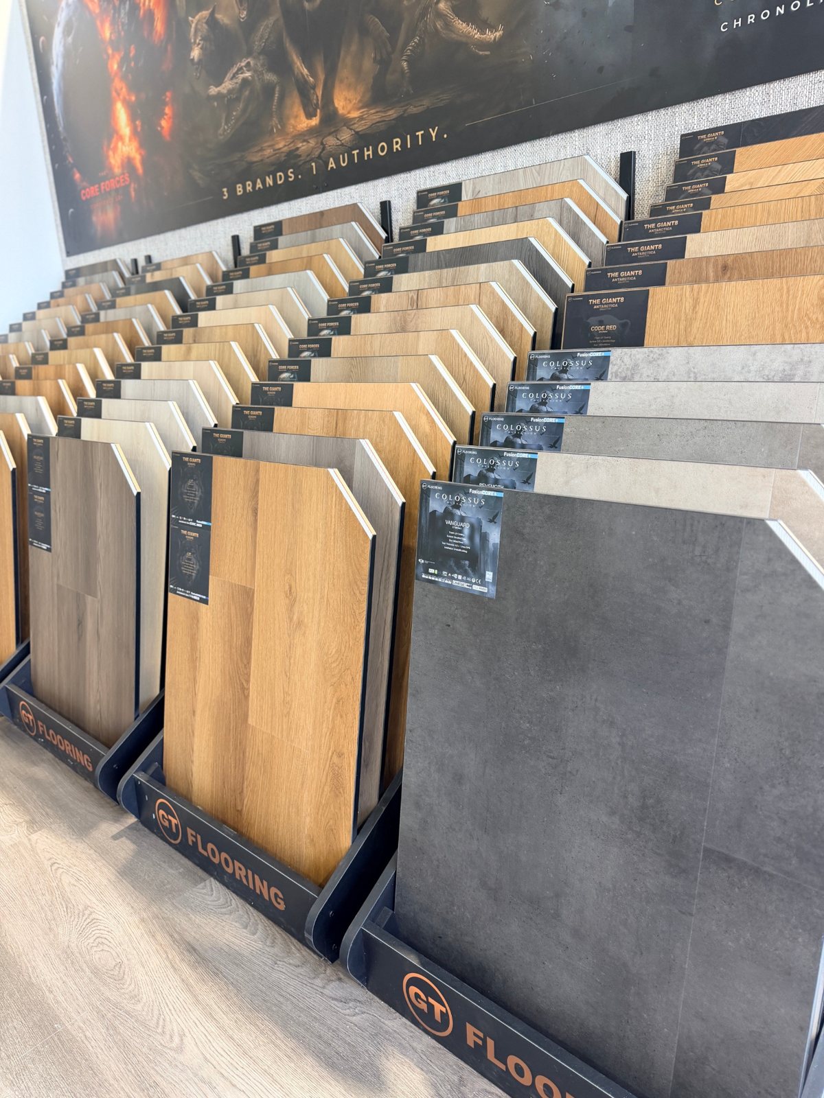 Echte GT Flooring Präsentation mit großen Giant8 und Colossus Mustertafeln in Dormagen